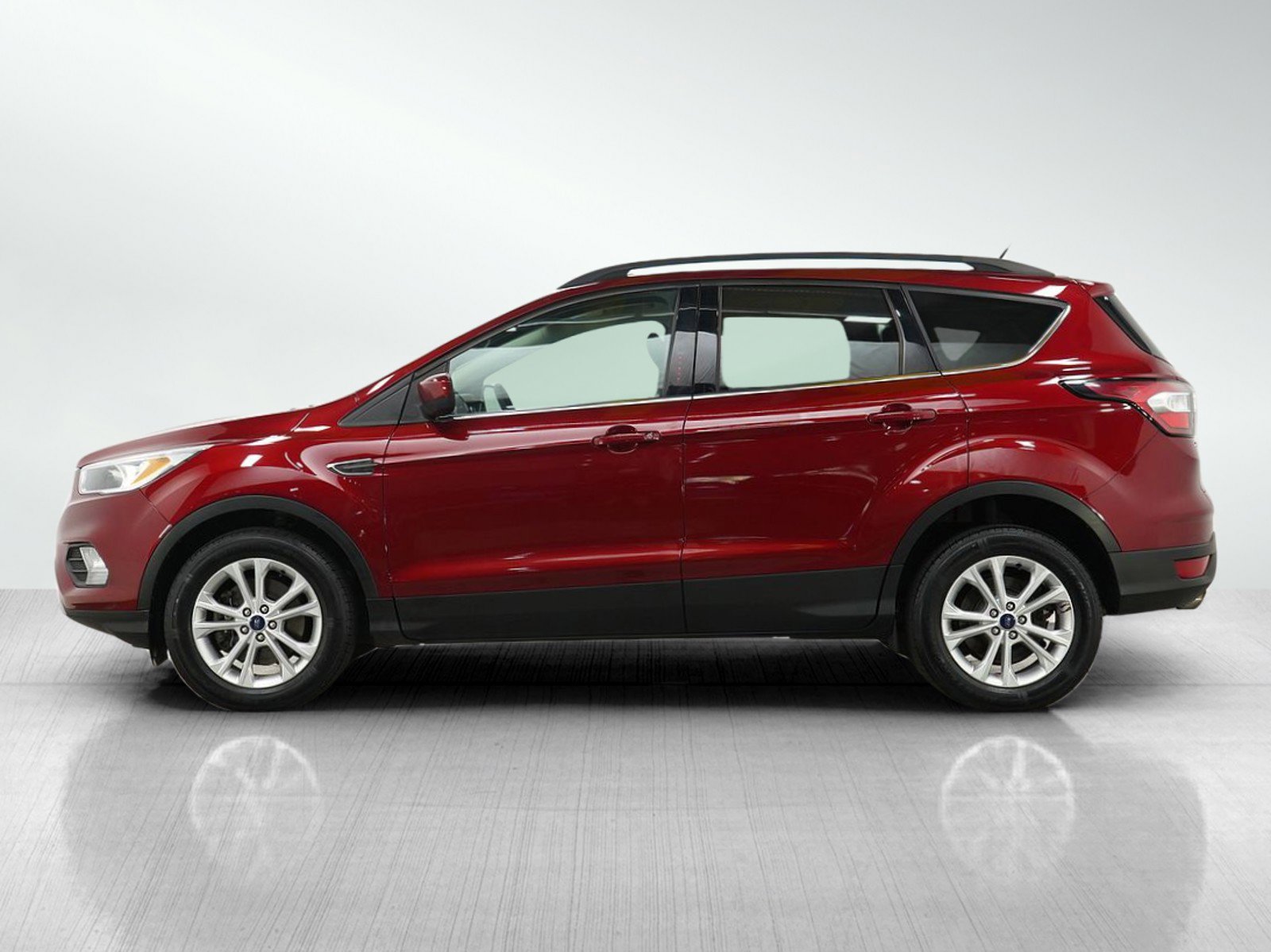 Used 2018 Ford Escape SE with VIN 1FMCU9GD2JUC19286 for sale in Burnsville, Minnesota