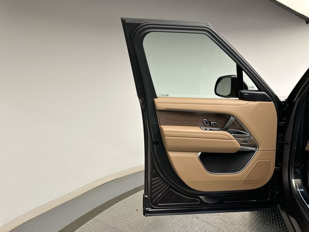 2025 Land Rover Range Rover SE photo 7
