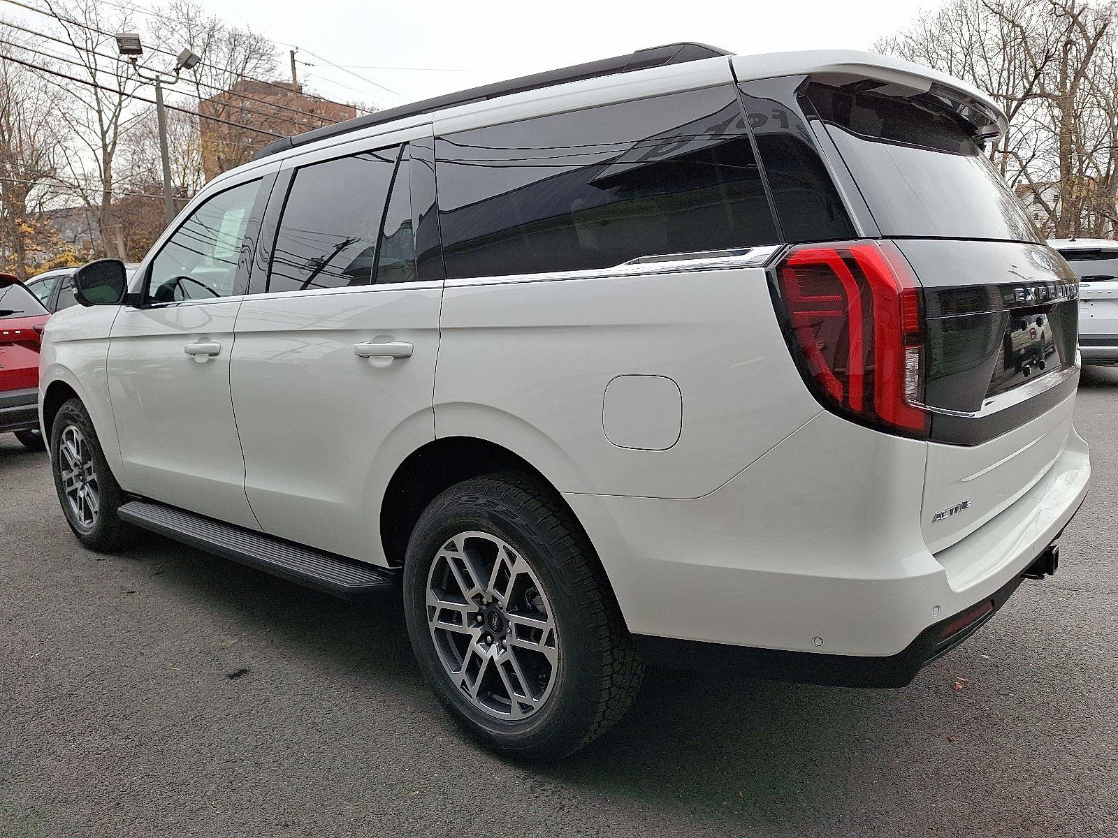 2025 Ford Expedition photo 2