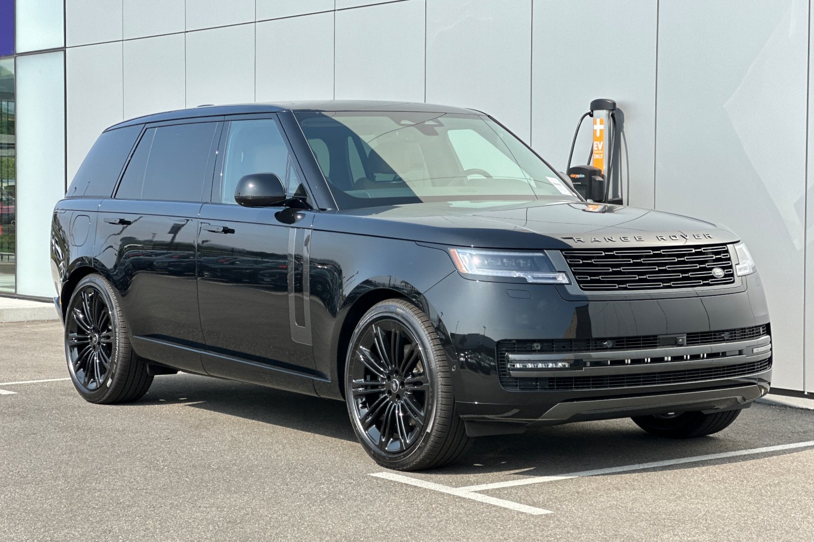 2025 Land Rover Range Rover SE photo 6