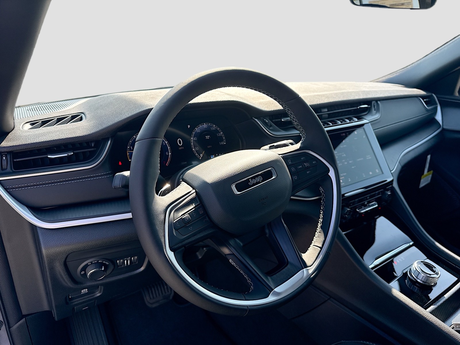 2025 Jeep Grand Cherokee Laredo Altitude photo 4