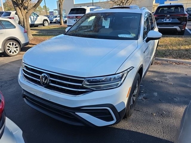 2024 Volkswagen Tiguan SE's photo