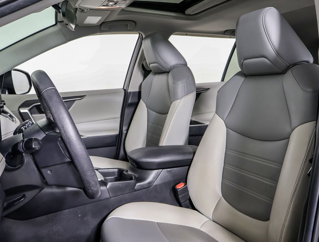 2021 Toyota RAV4 XLE Premium photo 6