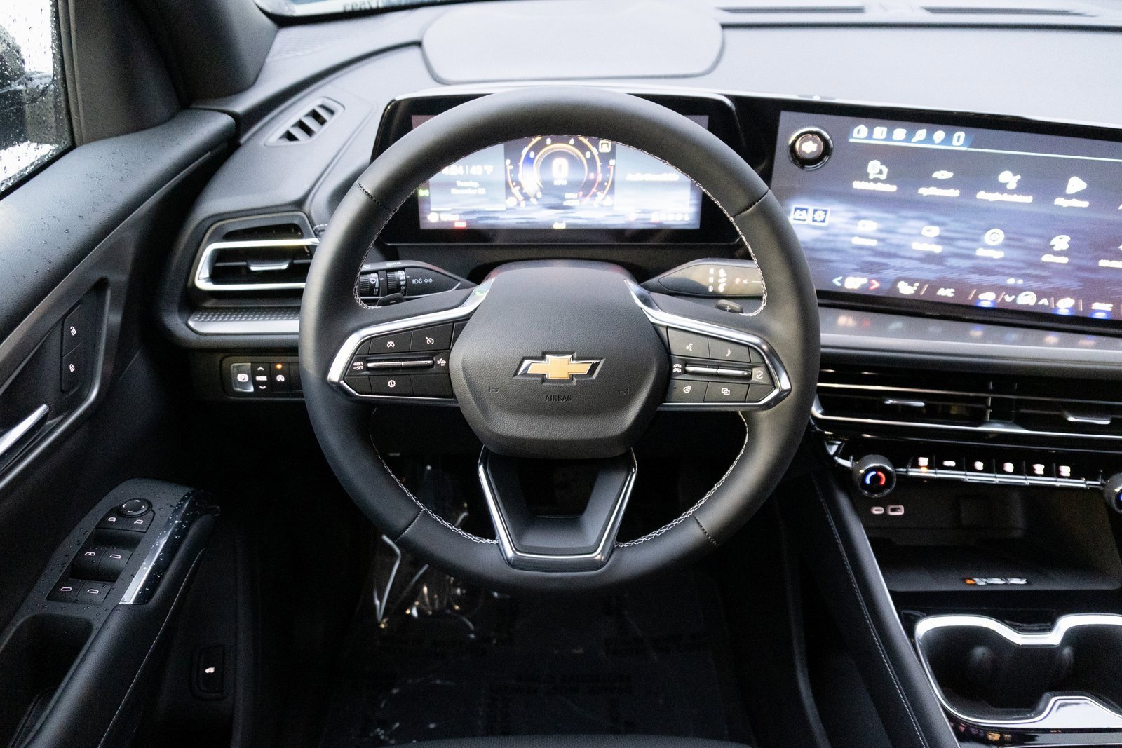 2026 Chevrolet Traverse photo 2