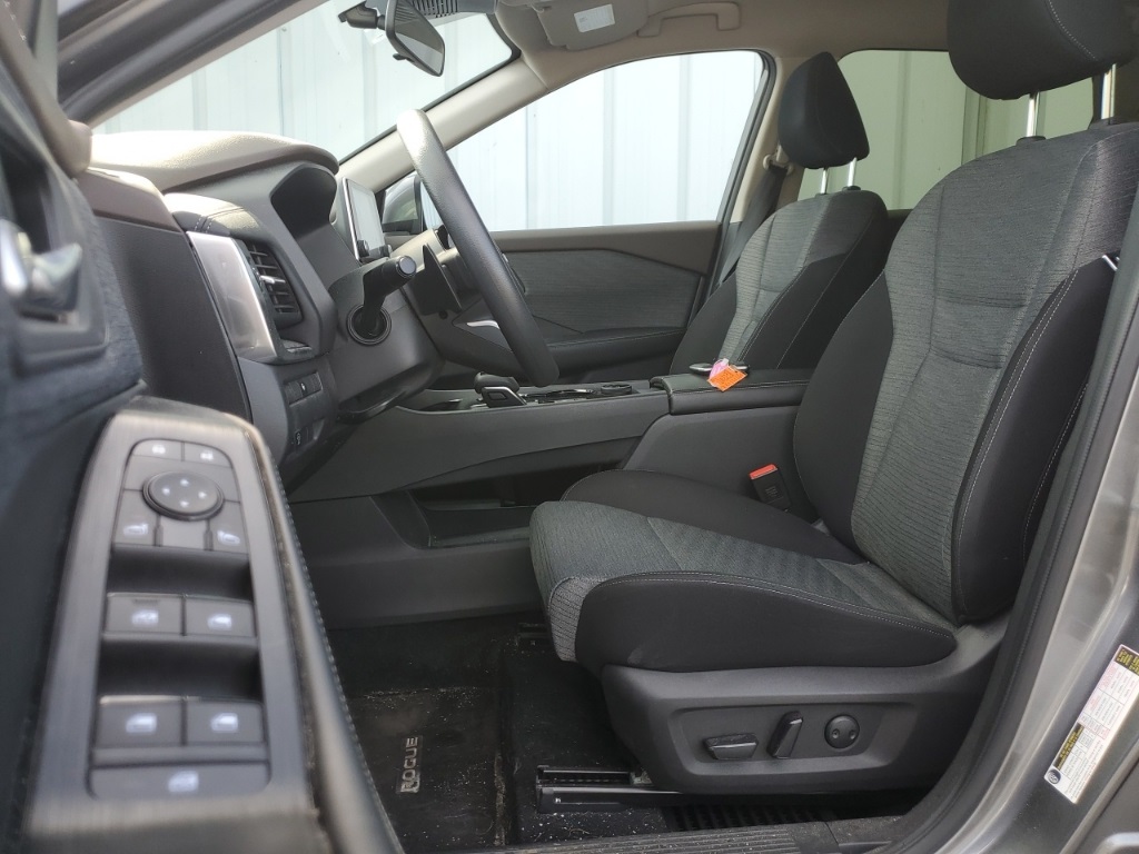2023 Nissan Rogue SV photo 4