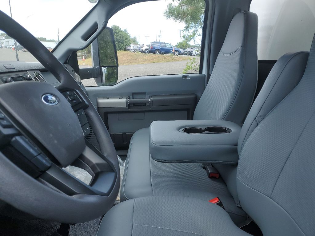 2025 Ford F-750 photo 2