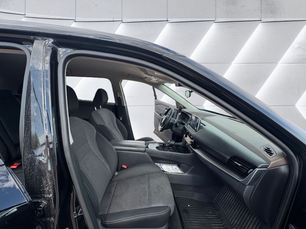2022 Nissan Rogue SV photo 14