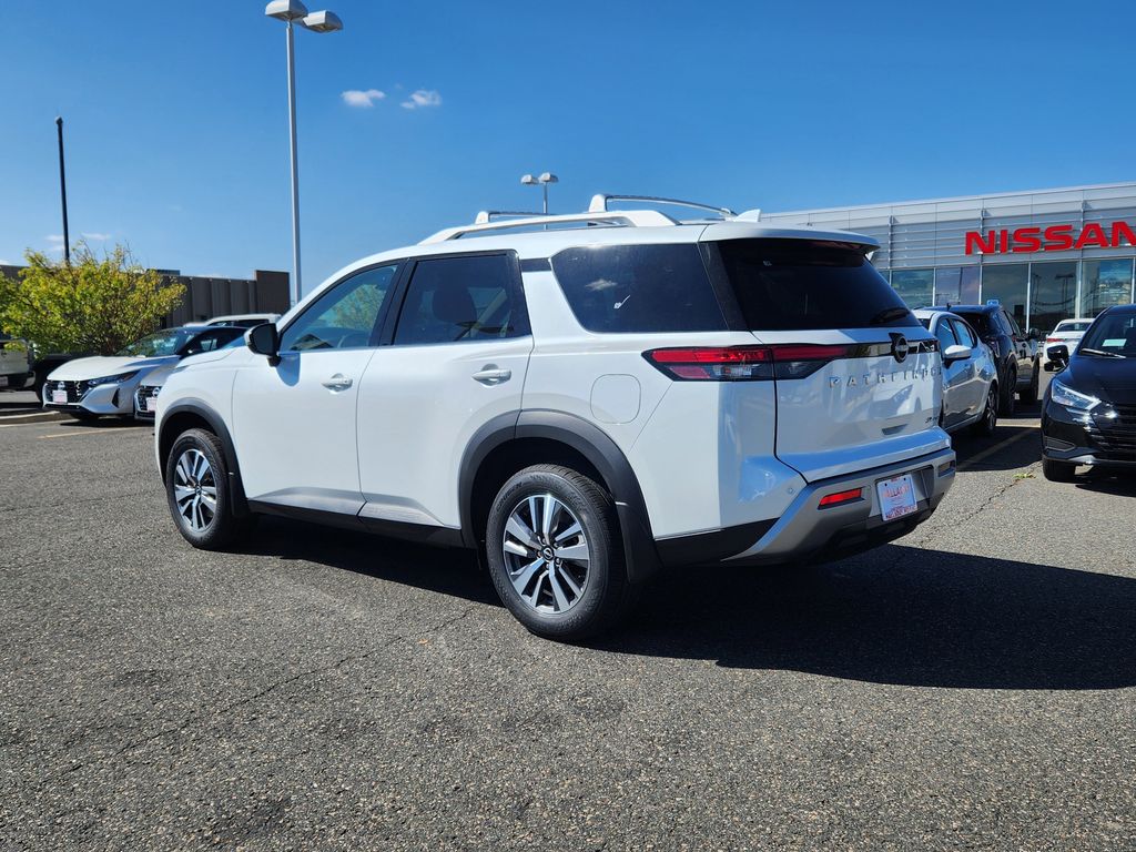 2025 Nissan Pathfinder SL photo 3