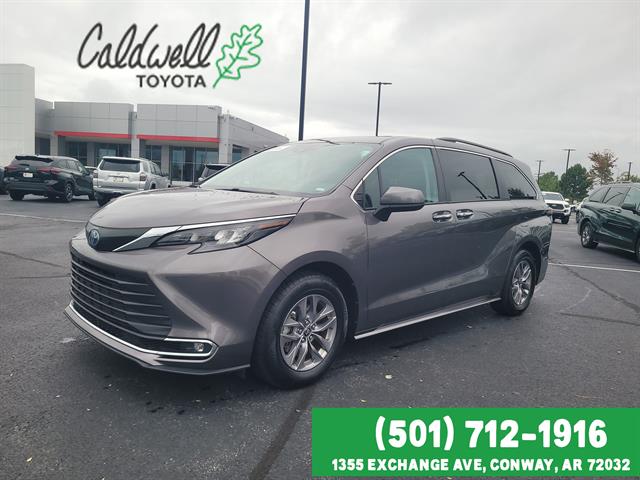 2024 Toyota Sienna XLE's photo