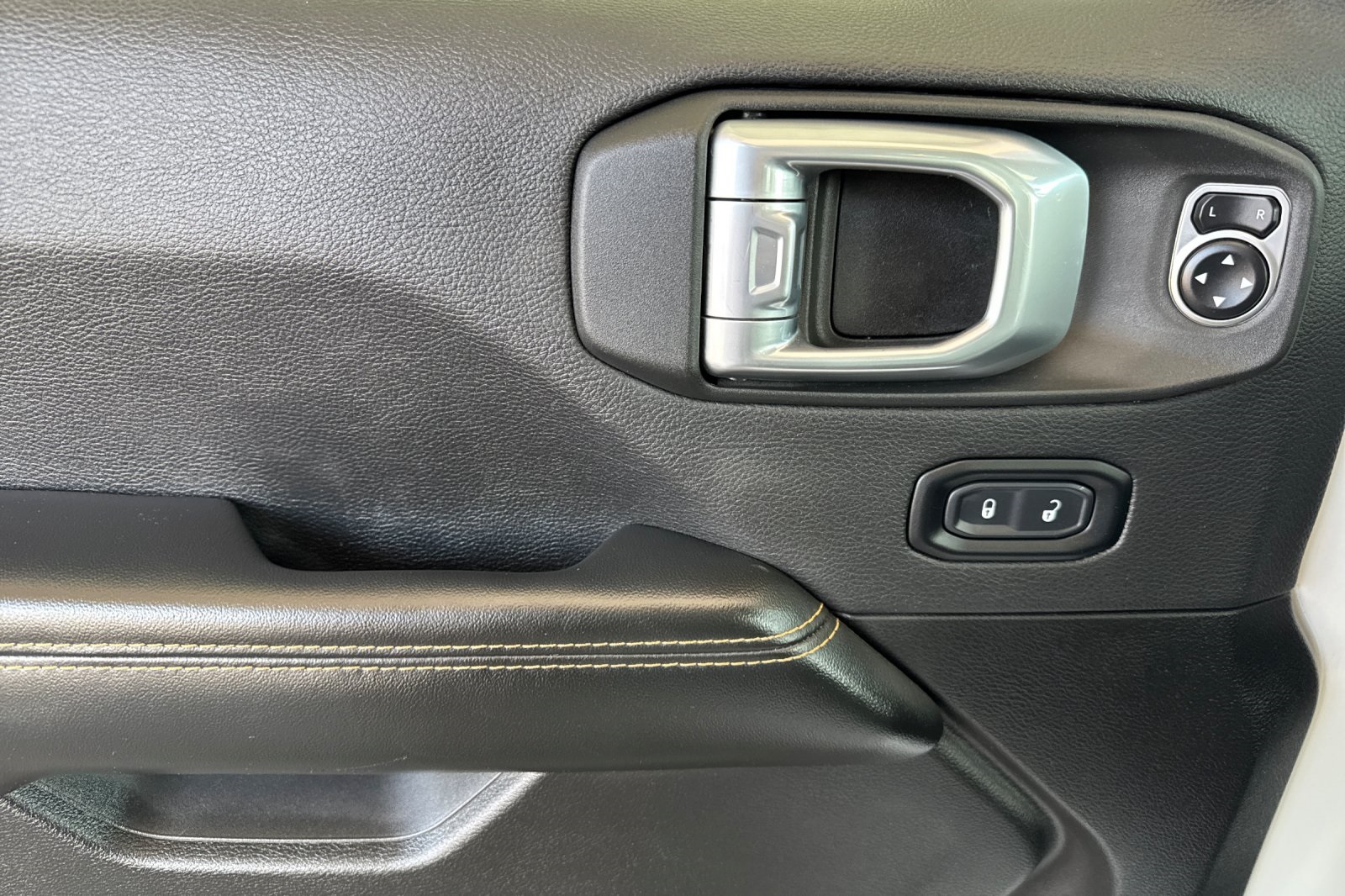2024 Jeep Wrangler Sahara 4xe photo 11