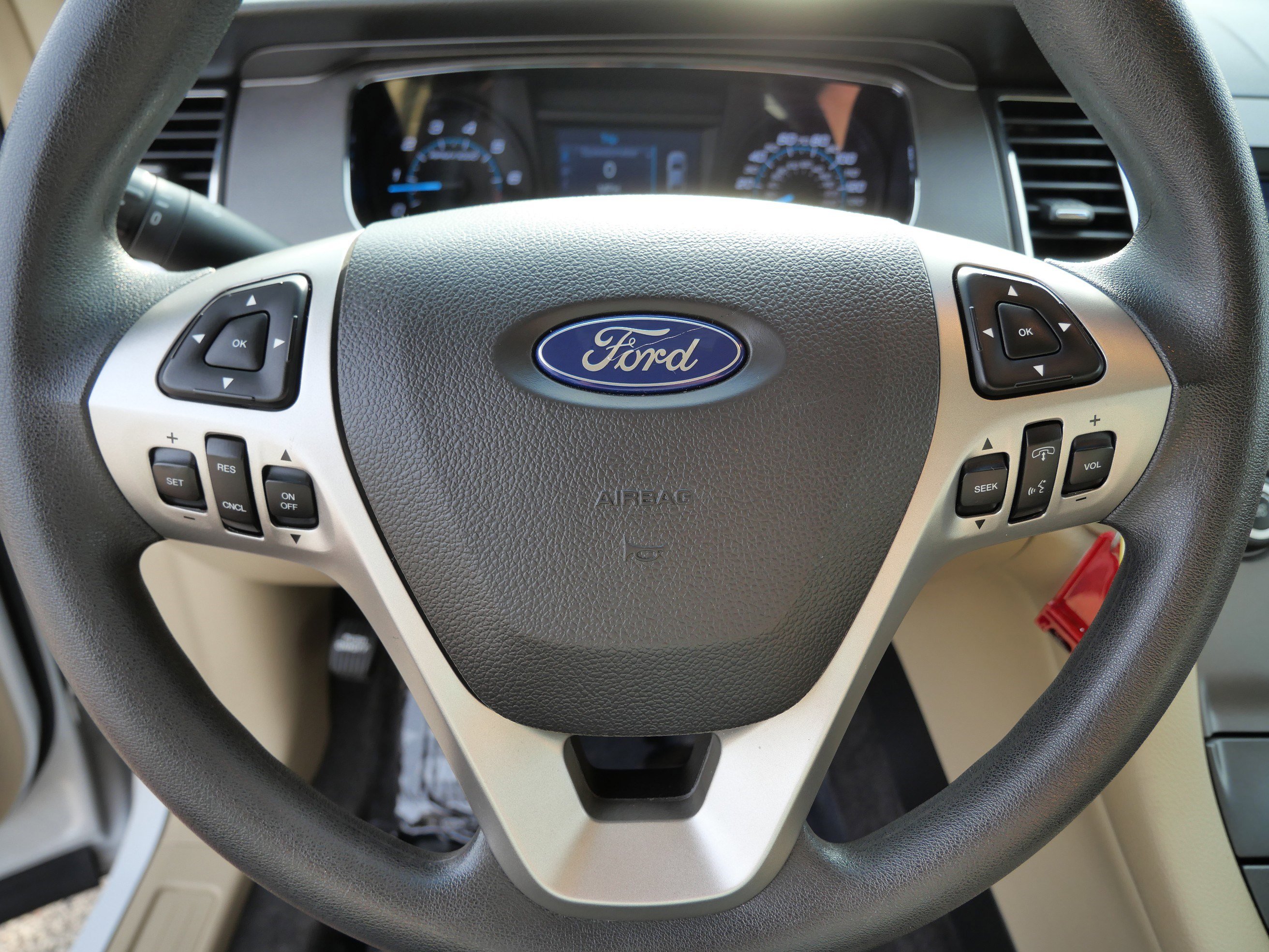 2017 Ford Taurus SE photo 17