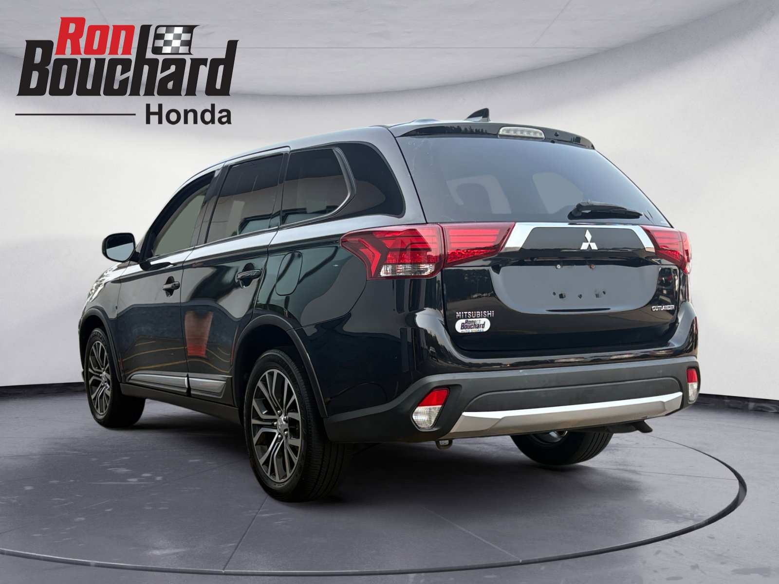 2018 Mitsubishi Outlander ES photo 2