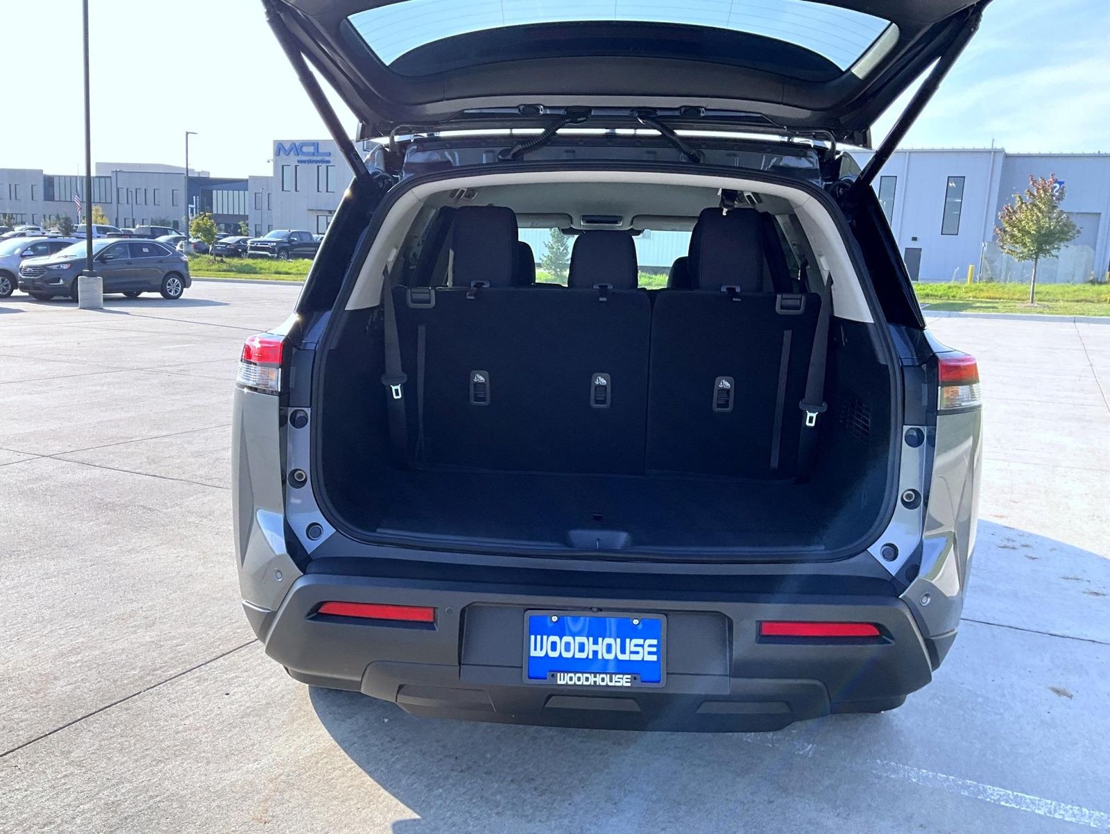 2025 Nissan Pathfinder SV photo 9
