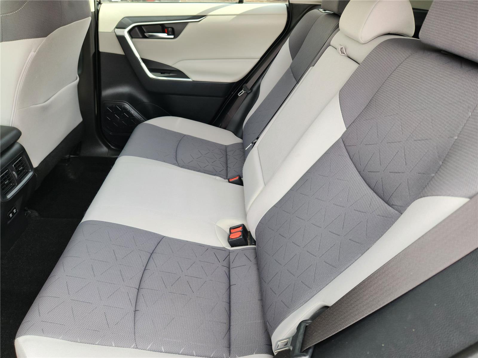 2021 Toyota RAV4 Hybrid XLE photo 12