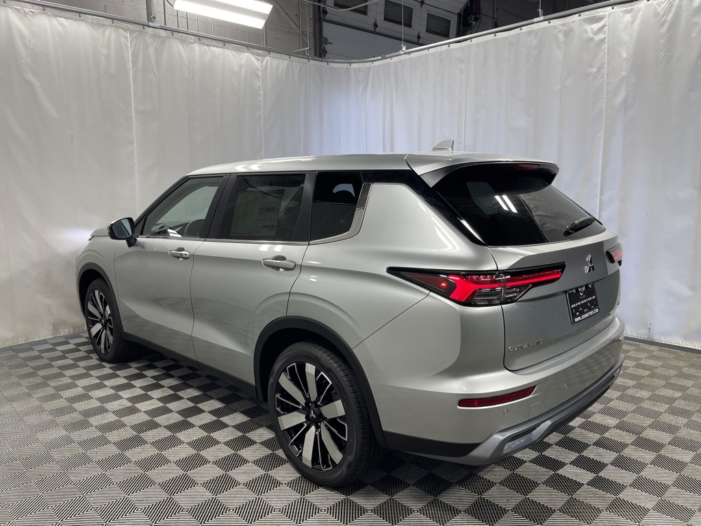 2025 Mitsubishi Outlander SE photo 4