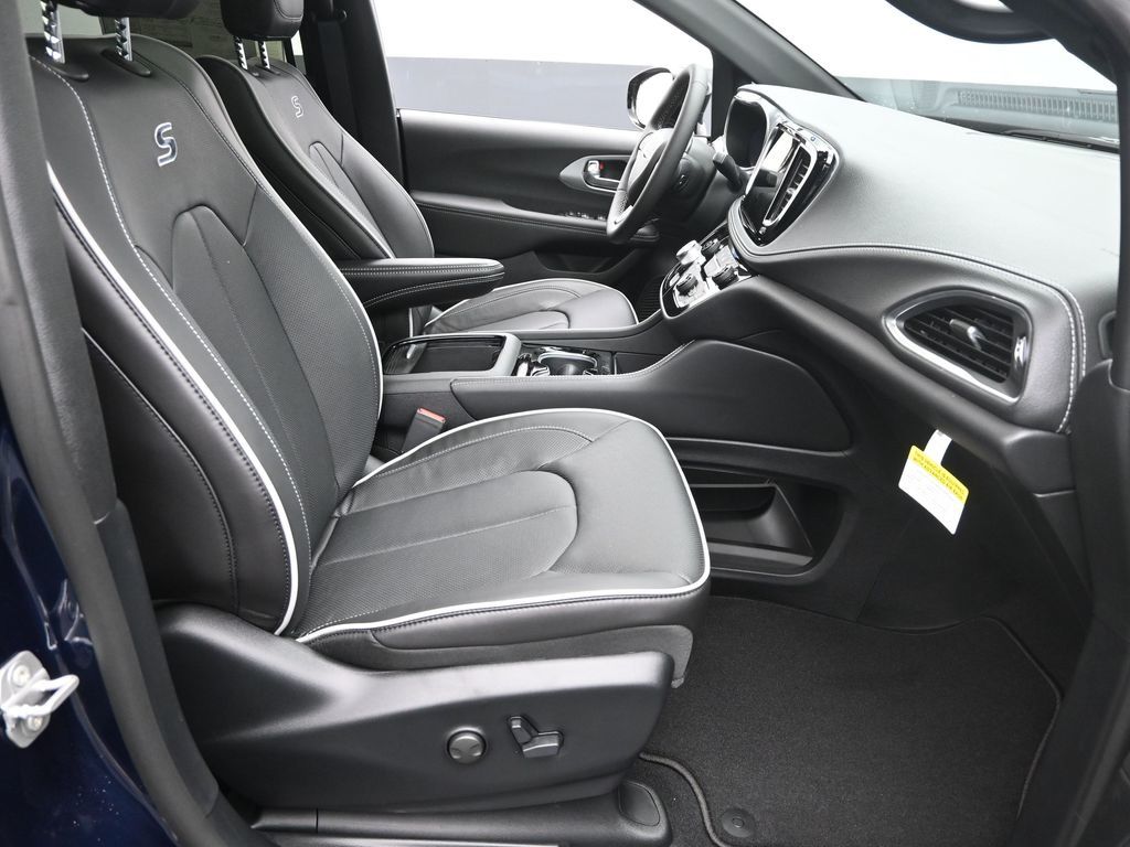 2025 Chrysler Pacifica Limited photo 4