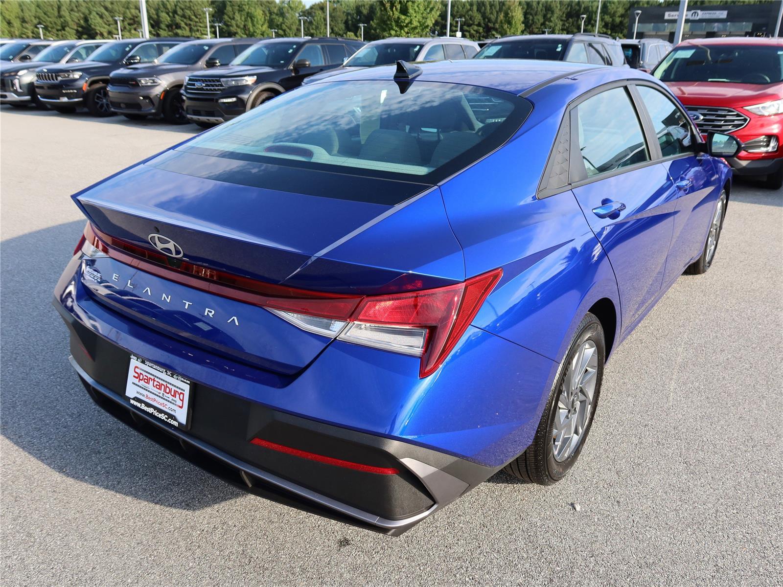 2024 Hyundai Elantra SEL photo 4