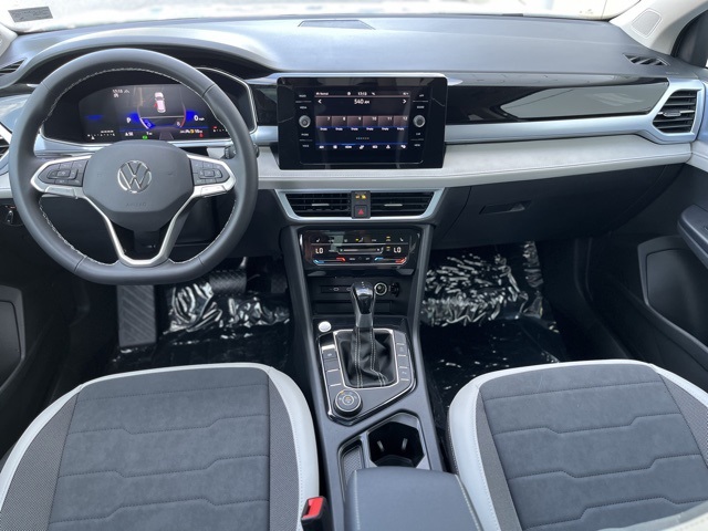 2025 Volkswagen Taos SE photo 3