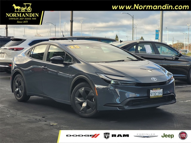 2025 Toyota Prius LE's photo