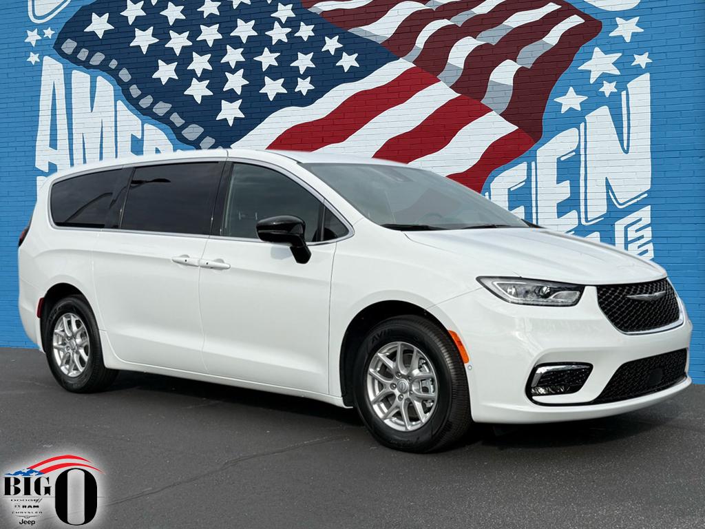 2026 Chrysler Pacifica Select's photo