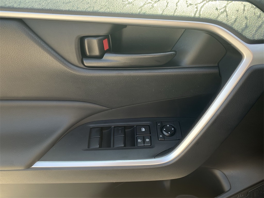 2022 Toyota RAV4 LE photo 15