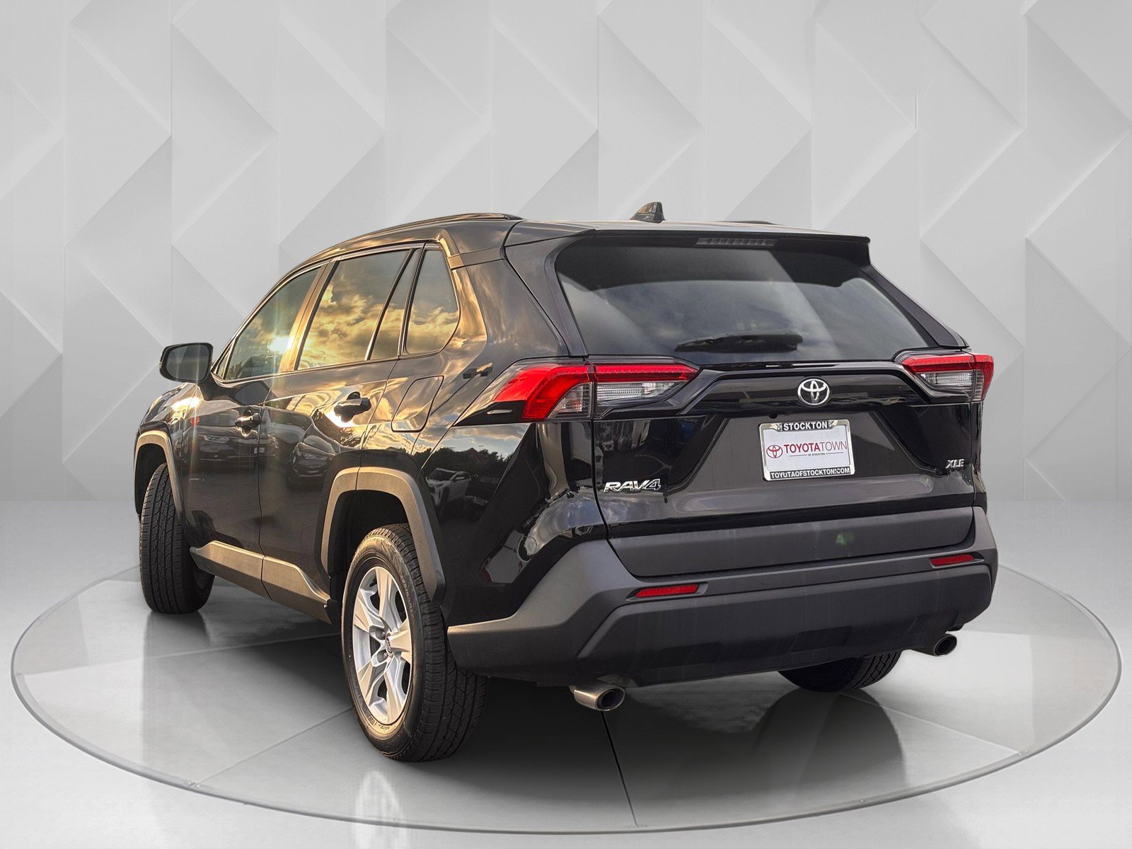 2020 Toyota RAV4 XLE photo 2