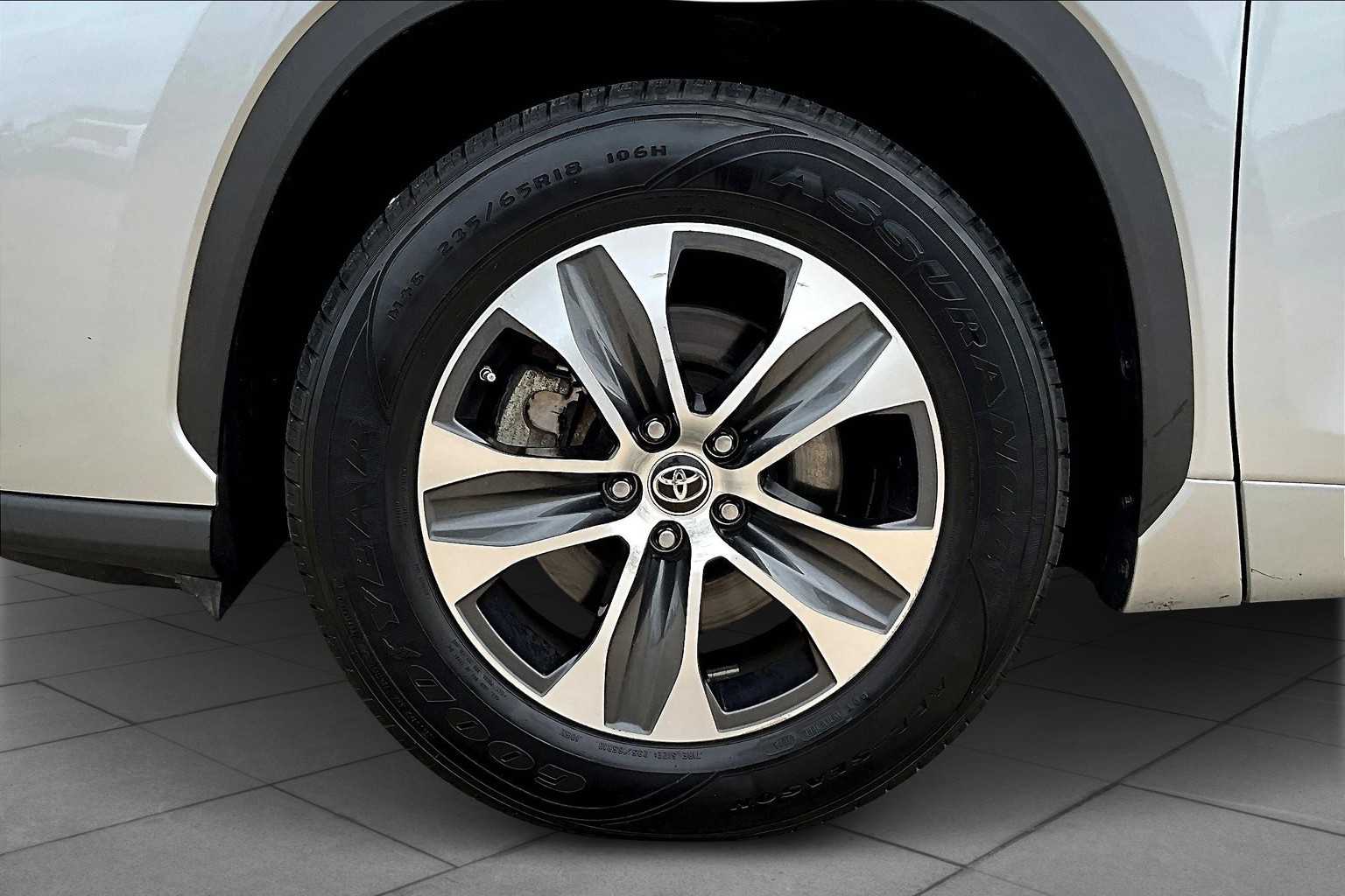 2022 Toyota Highlander Hybrid XLE photo 8