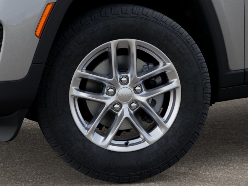 2025 Jeep Grand Cherokee Laredo X photo 3