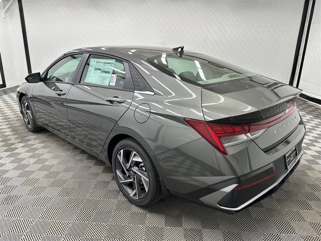 2025 Hyundai Elantra SEL Convenience photo 3
