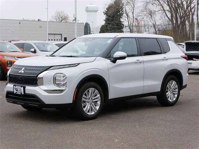 2022 Mitsubishi Outlander ES photo 3