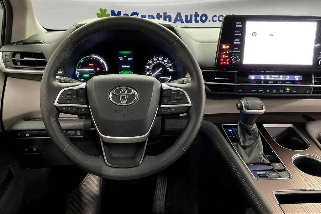 2021 Toyota Sienna XLE photo 6