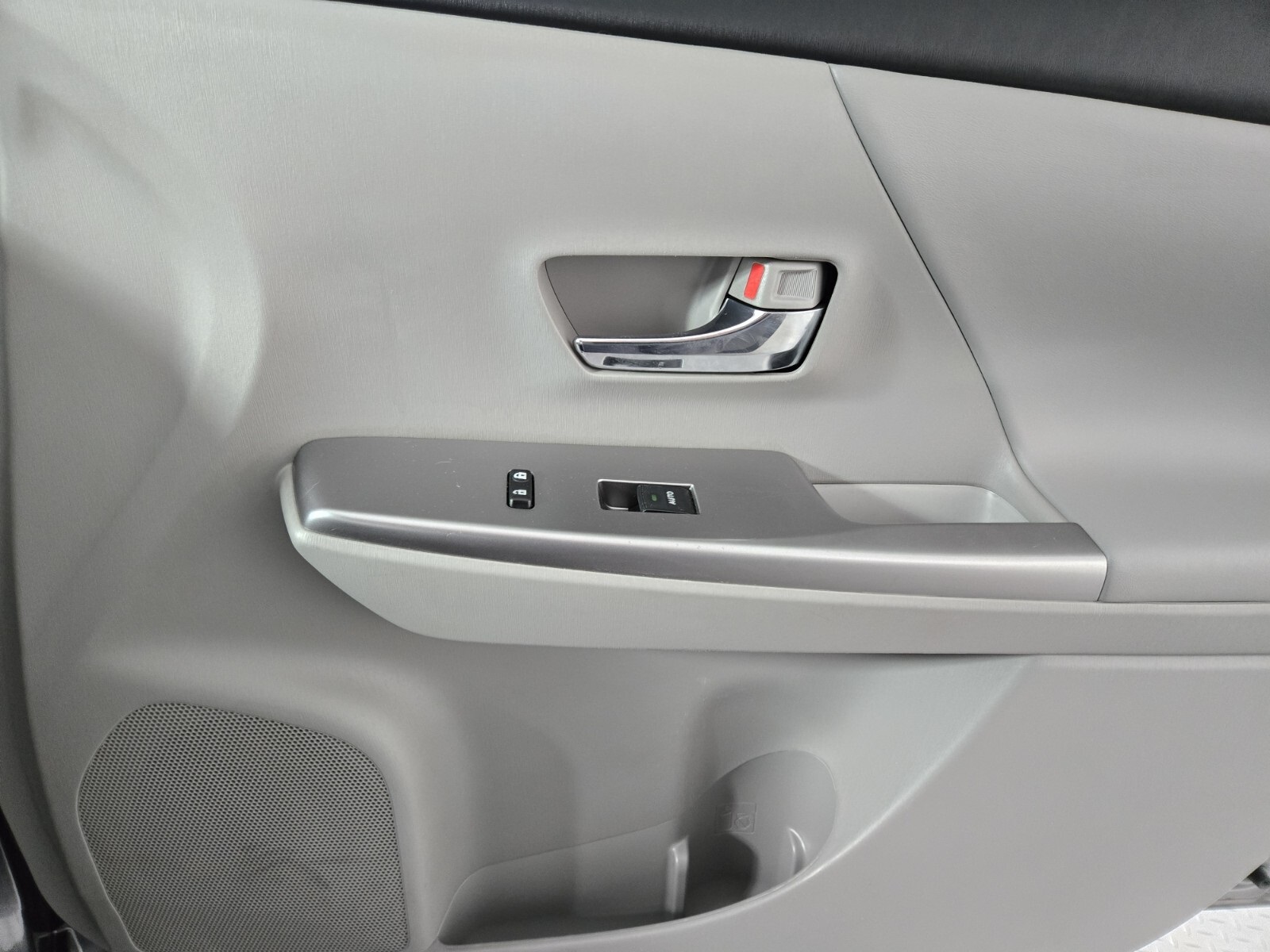 2015 Toyota Prius V Four photo 16