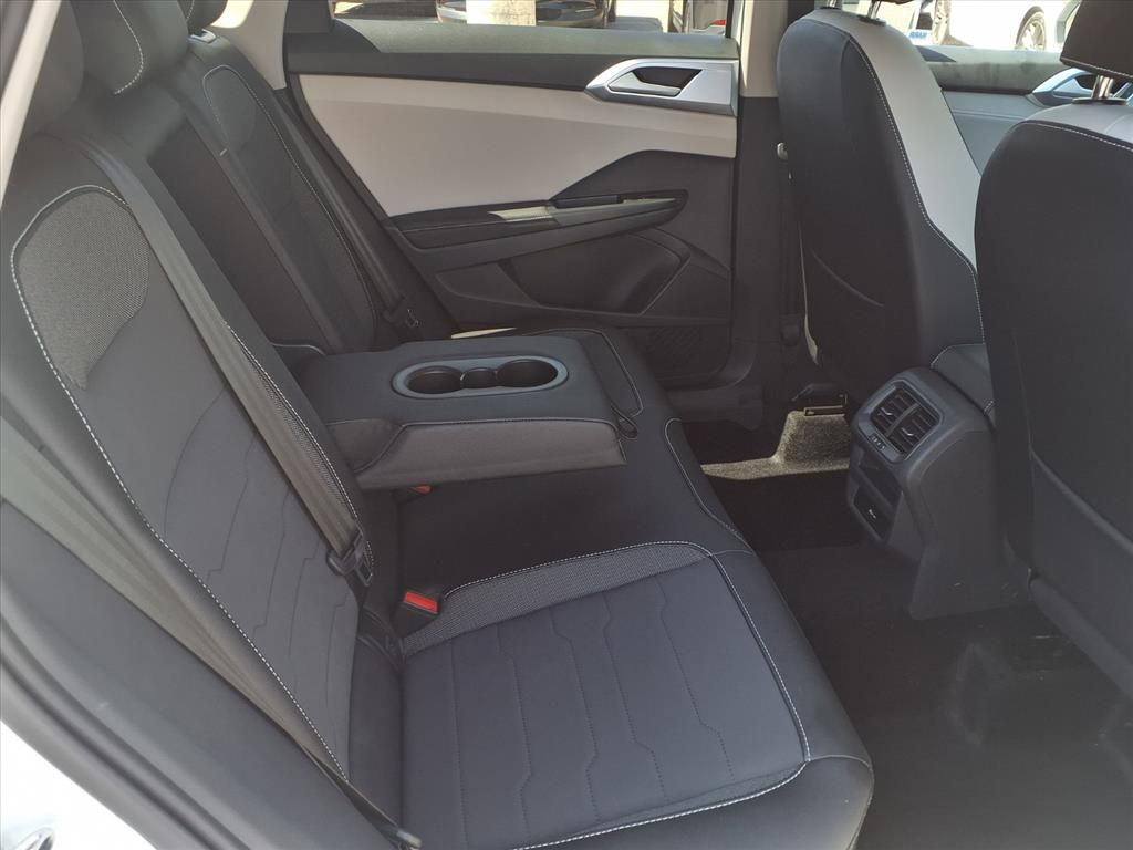 2025 Volkswagen Taos SE photo 17