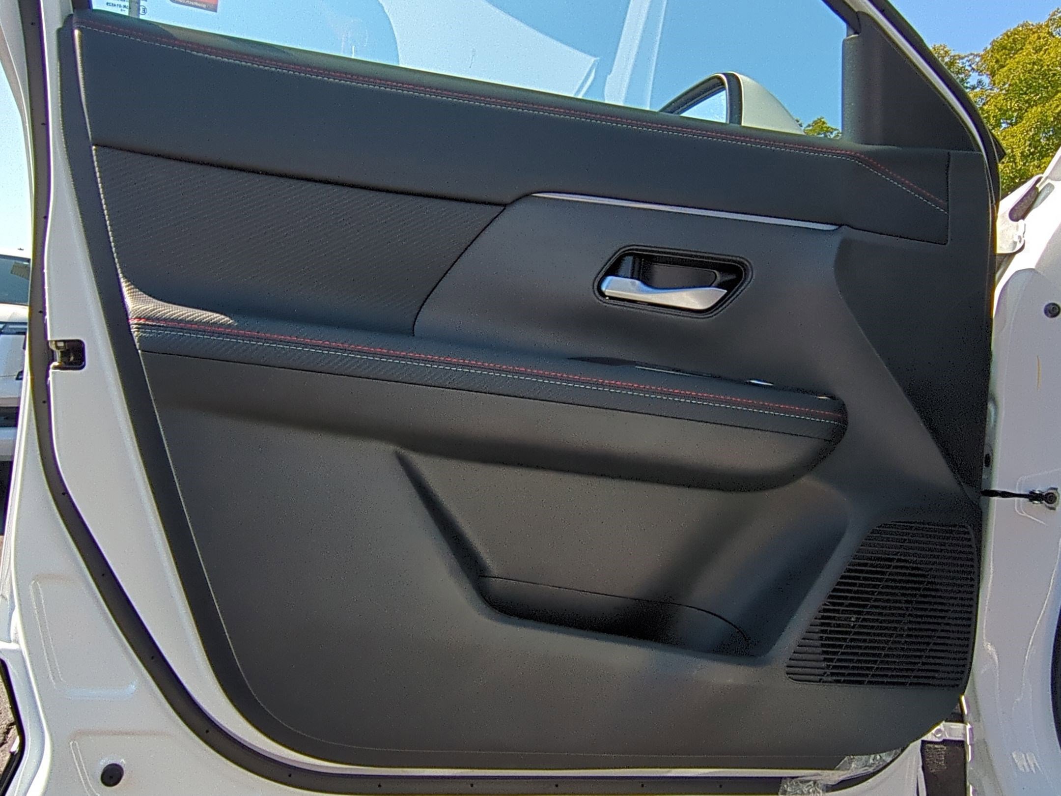 2025 Nissan Kicks SR photo 7