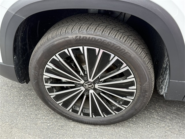 2025 Volkswagen Taos SE photo 2