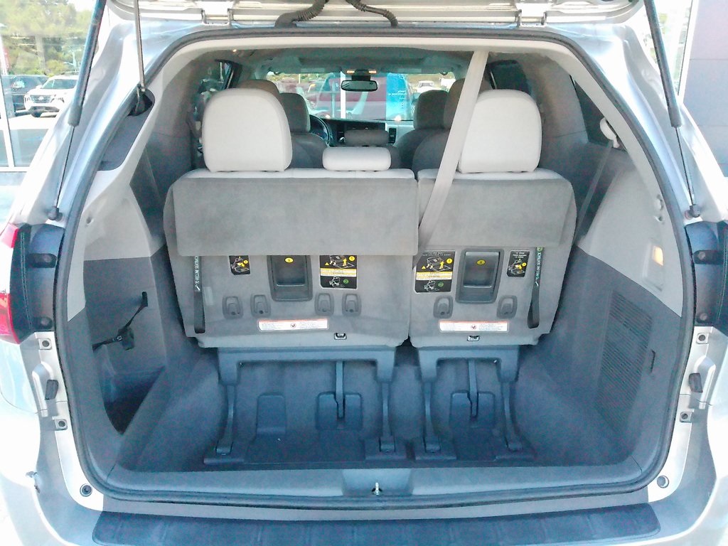 2018 Toyota Sienna XLE photo 18