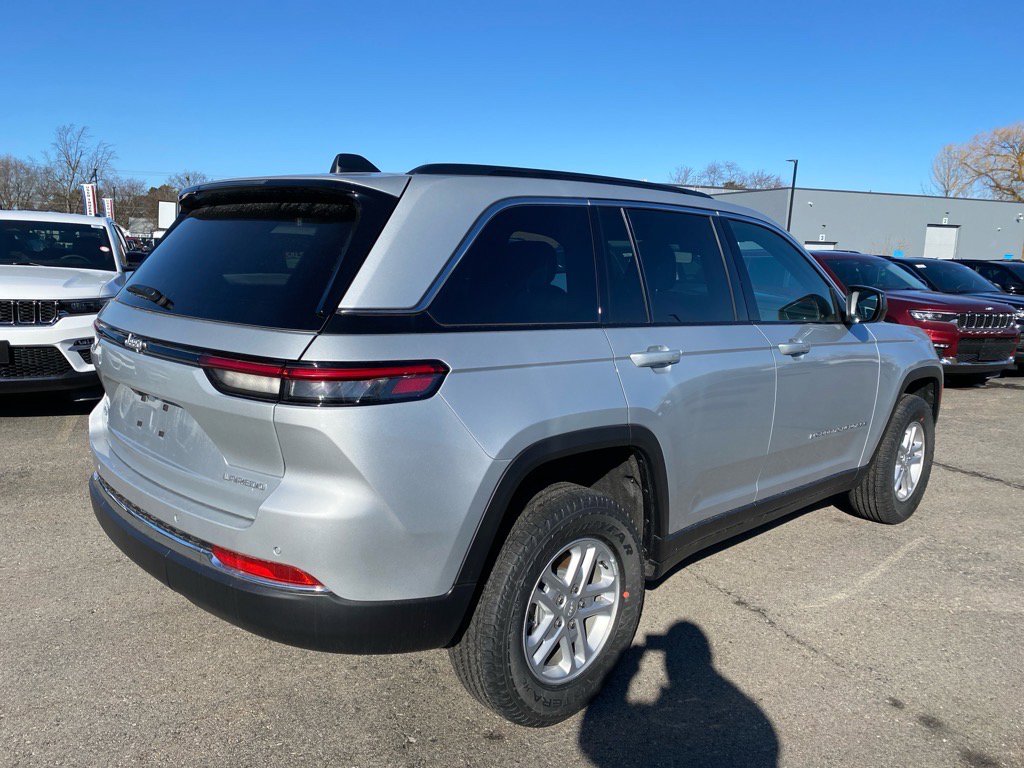 2025 Jeep Grand Cherokee Laredo photo 4