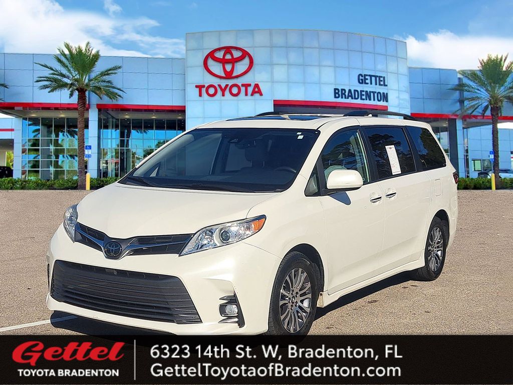 2020 Toyota Sienna XLE's photo