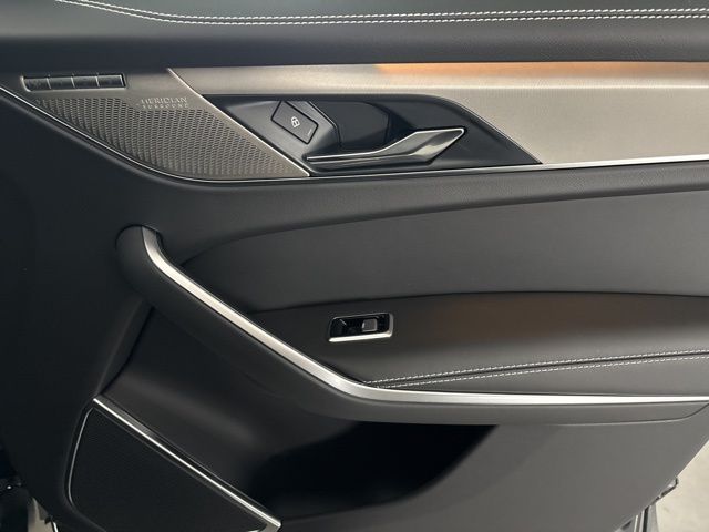 2025 Jaguar F-PACE P400 R-Dynamic S photo 29