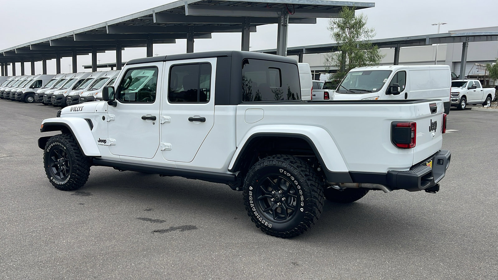 2025 Jeep Gladiator Willys photo 3