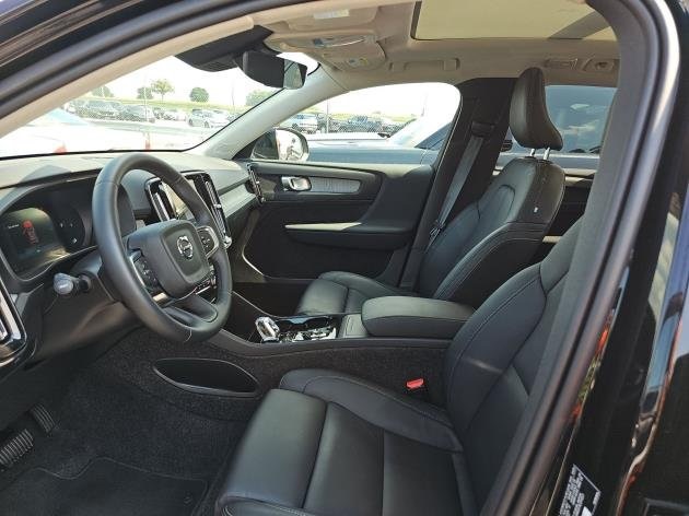 2025 Volvo XC40 Plus photo 4
