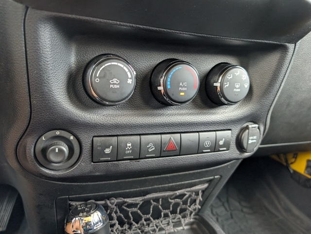 2015 Jeep Wrangler Unlimited Sahara photo 13