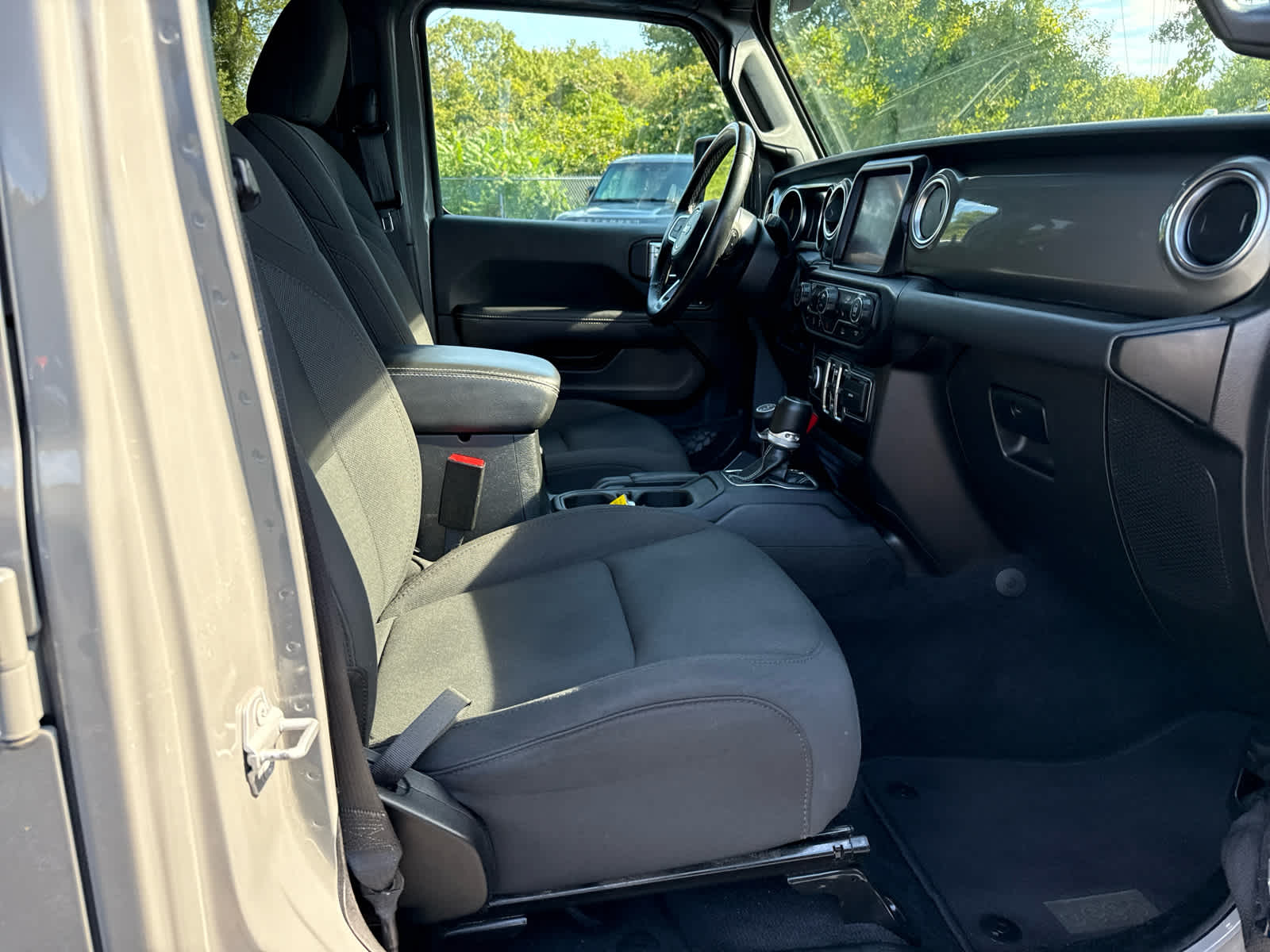 2023 Jeep Wrangler Sahara photo 25
