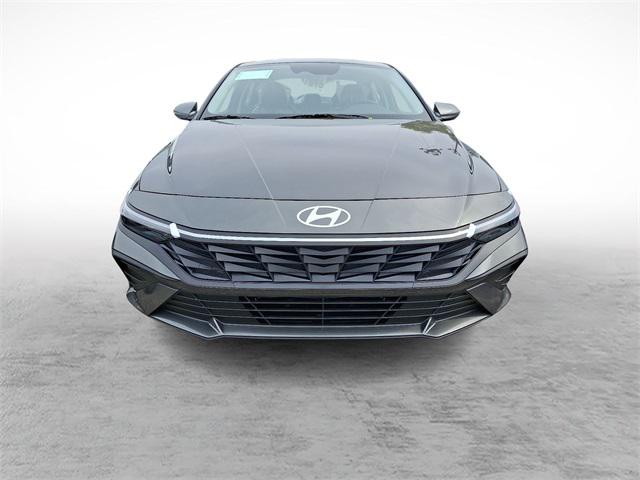 2025 Hyundai Elantra SE photo 2