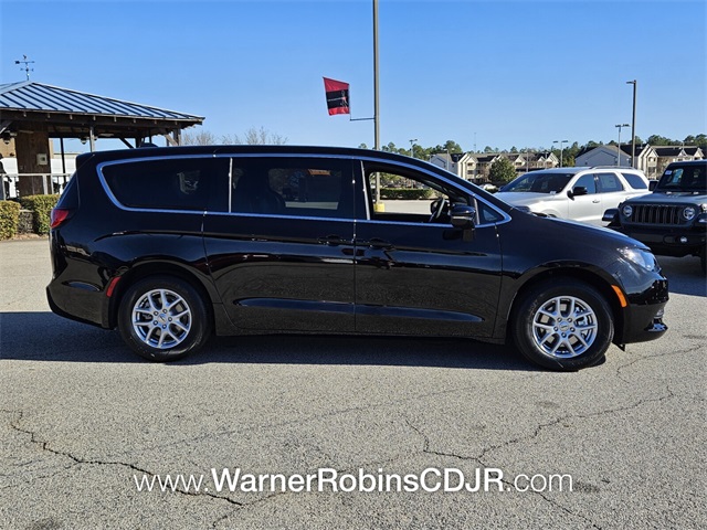 2025 Chrysler Voyager LX photo 15