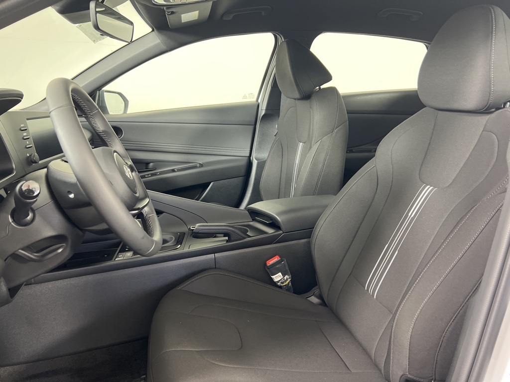 2025 Hyundai Elantra SEL Sport photo 3