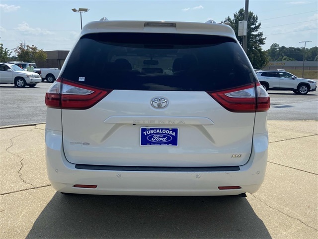 2017 Toyota Sienna XLE photo 3