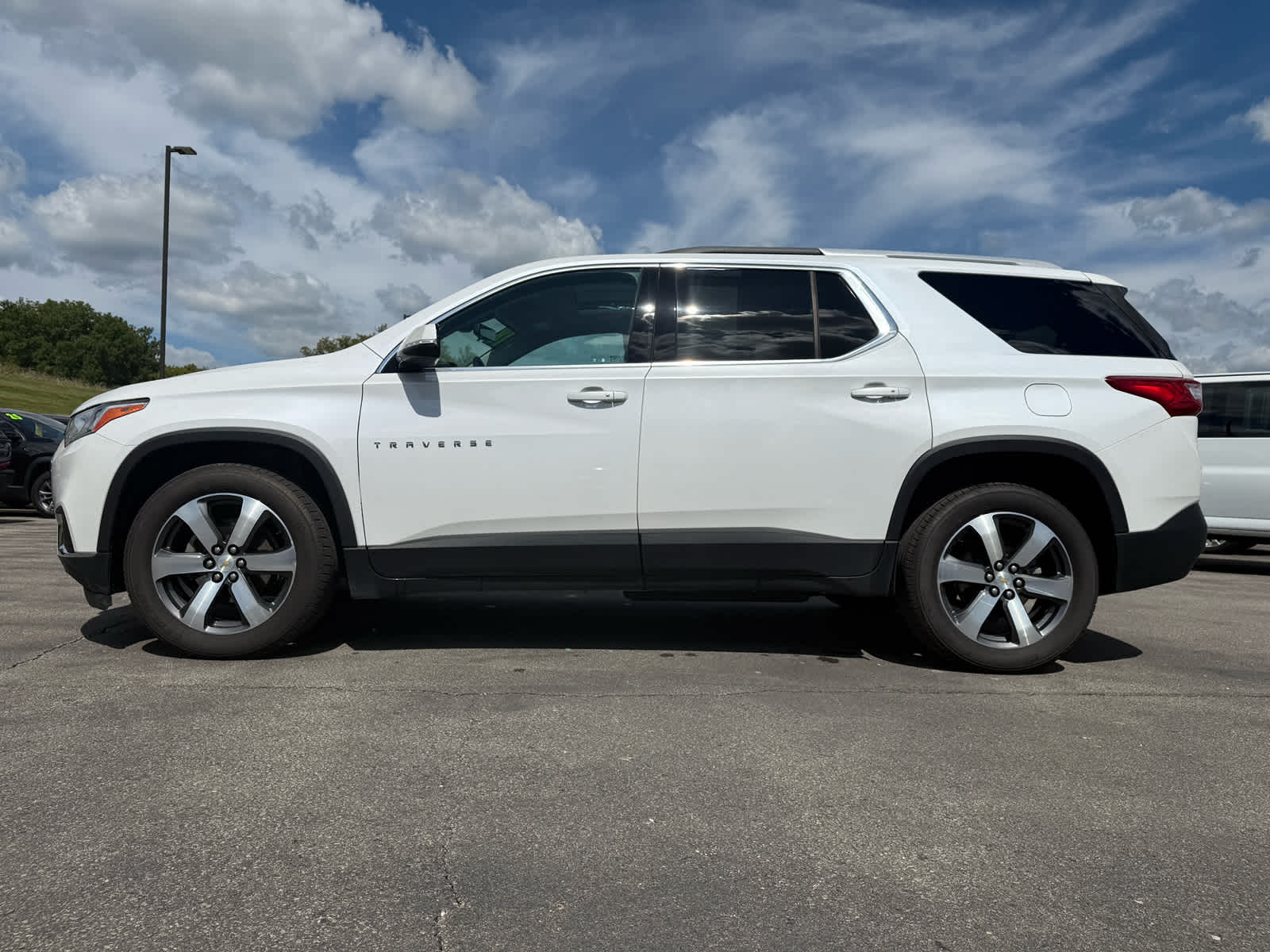Used 2018 Chevrolet Traverse 3LT with VIN 1GNEVHKW0JJ261395 for sale in Elkader, IA