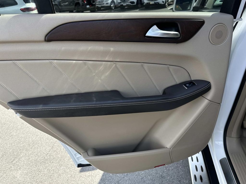 2016 Mercedes Benz GL 450 photo 31