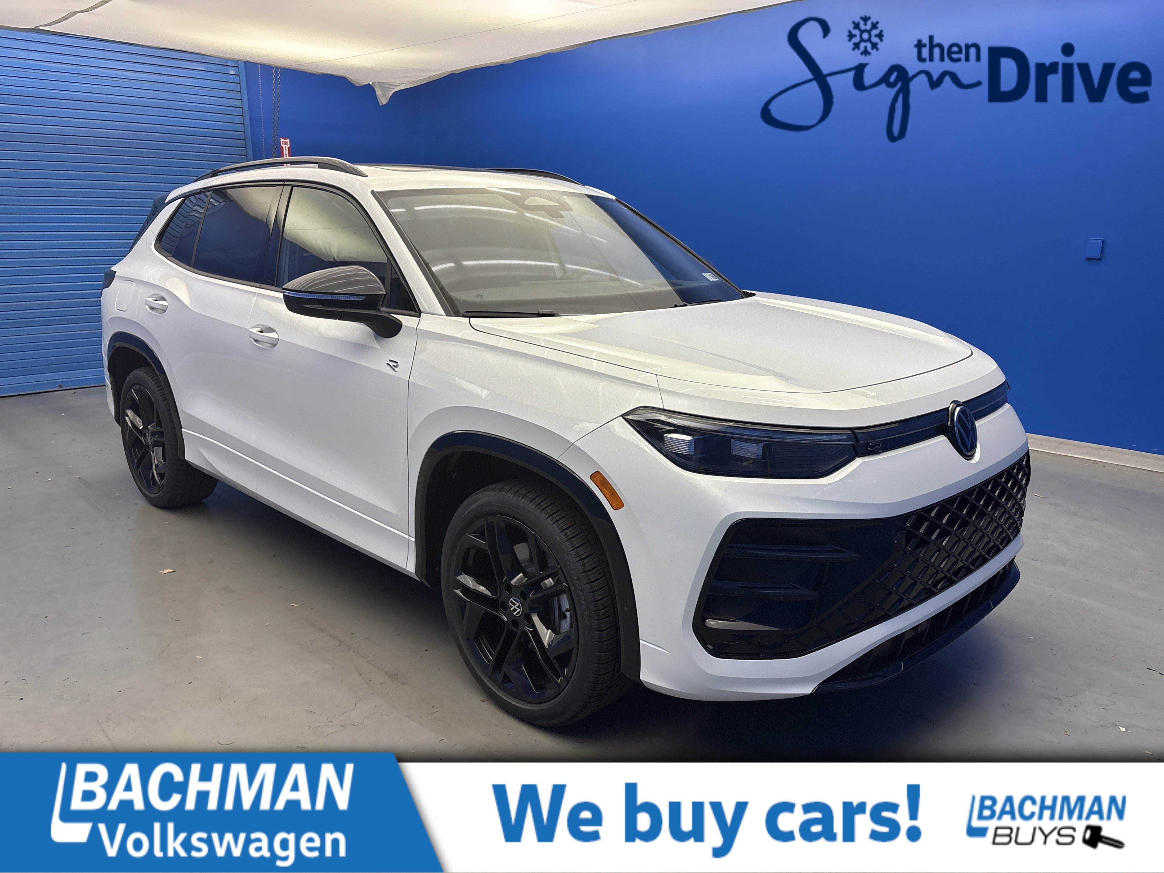 2025 Volkswagen Tiguan SE R-LINE BLACK's photo